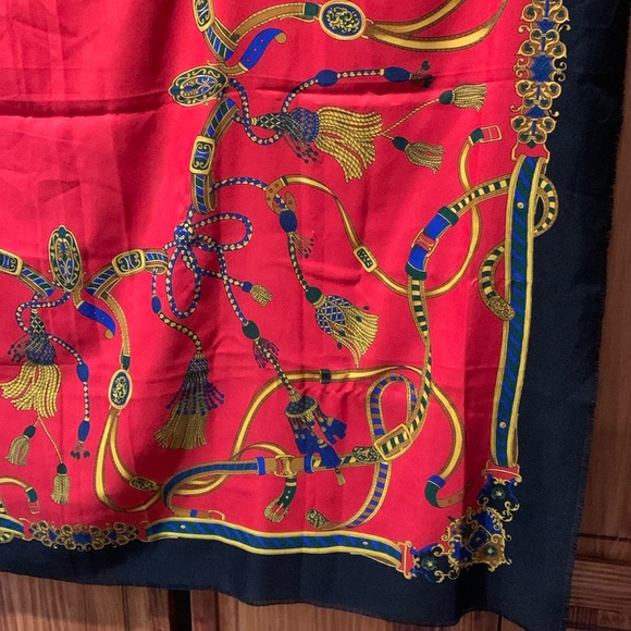 Enormous Vintage Italian designer classic floral print scarf or wrap 45” x 46” - Picture 2 of 7